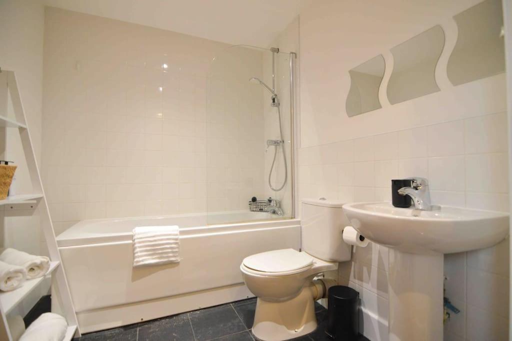 Cosy, Centrally Located Studio With Gated Parking! 拉夫堡 外观 照片