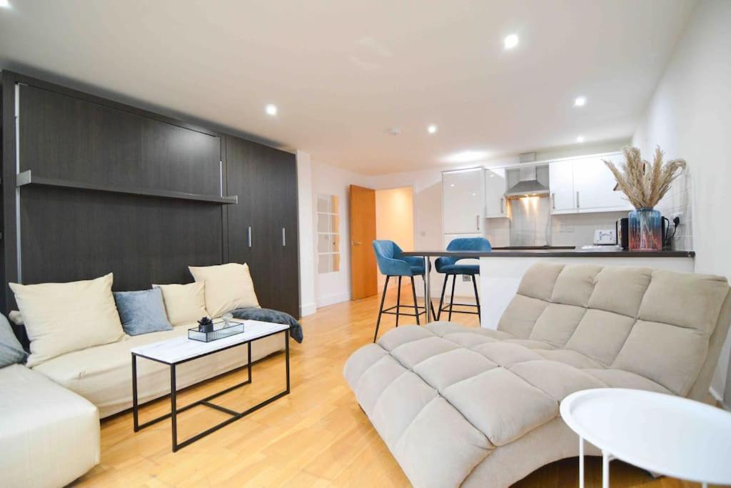 Cosy, Centrally Located Studio With Gated Parking! 拉夫堡 外观 照片