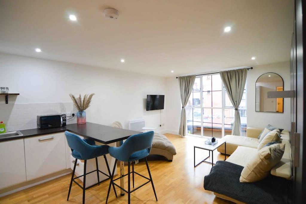Cosy, Centrally Located Studio With Gated Parking! 拉夫堡 外观 照片